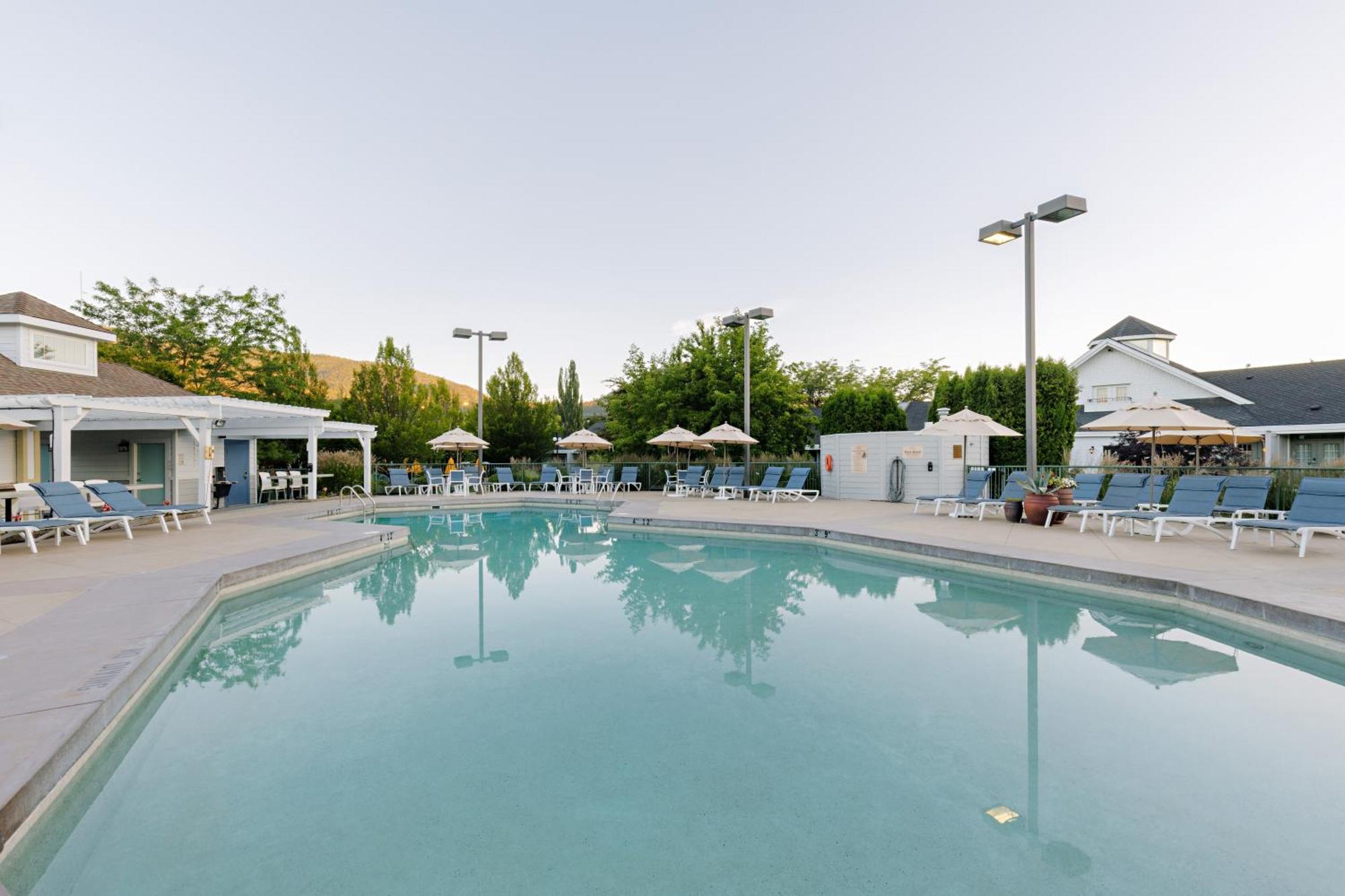 Balcomo, A Ramada By Wyndham Penticton Exterior photo